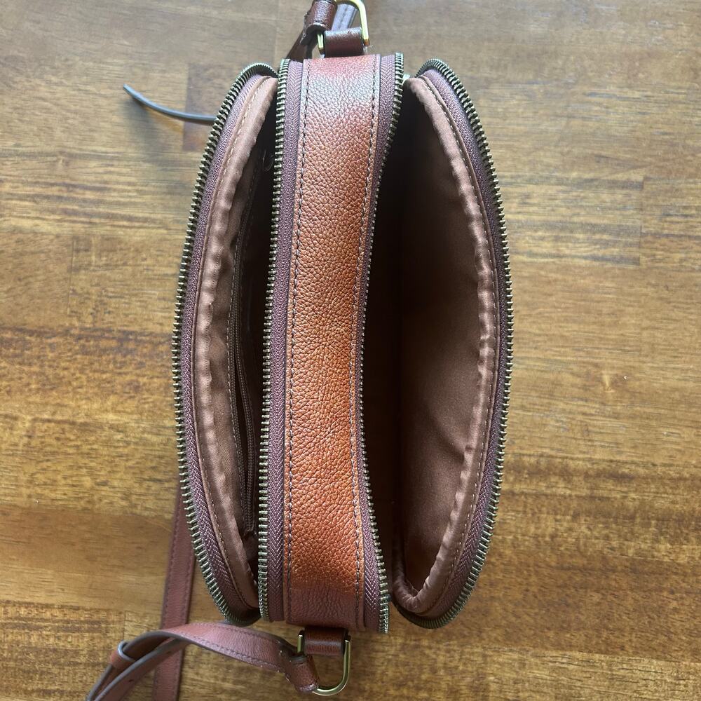 Vintage-Inspired Boho Minimalist Fossil Leather Crossbody - Picture 3 of 16